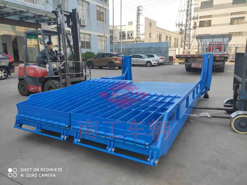 非標(biāo)訂制8噸移動(dòng)式登車(chē)橋